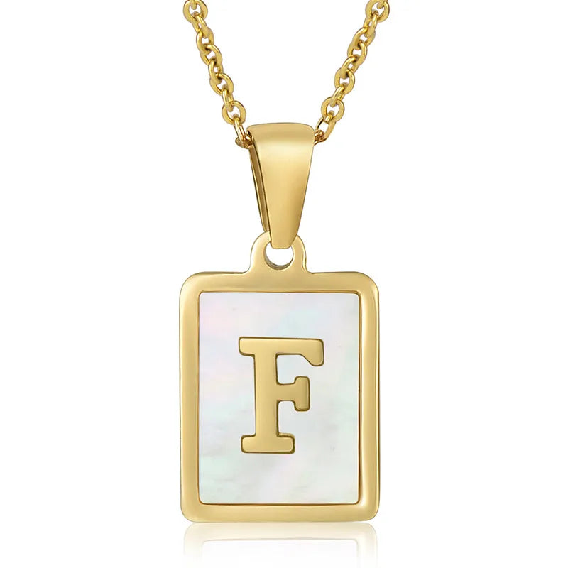 Collar Cuadrado Dorado letra estilo simple