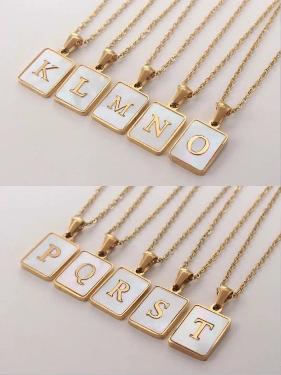 Collar Cuadrado Dorado letra estilo simple