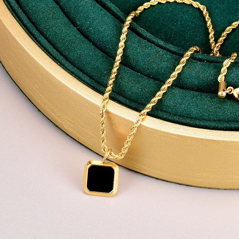 Collar retro cuadrado